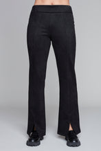 Charger l&#39;image dans la galerie, Carré Noir - Pantalon à enfiler en faux suède avec fente en bas sur le devant
