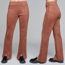 Charger l&#39;image dans la galerie, Carré Noir - Pantalon à enfiler en faux suède avec fente en bas sur le devant
