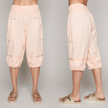Load image into Gallery viewer, Carre Noir cropped capri pants
