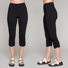 Load image into Gallery viewer, Carre Noir pull-on cropped capri pants
