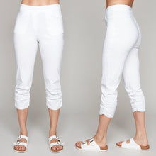 Load image into Gallery viewer, Carre Noir pull-on cropped capri pants

