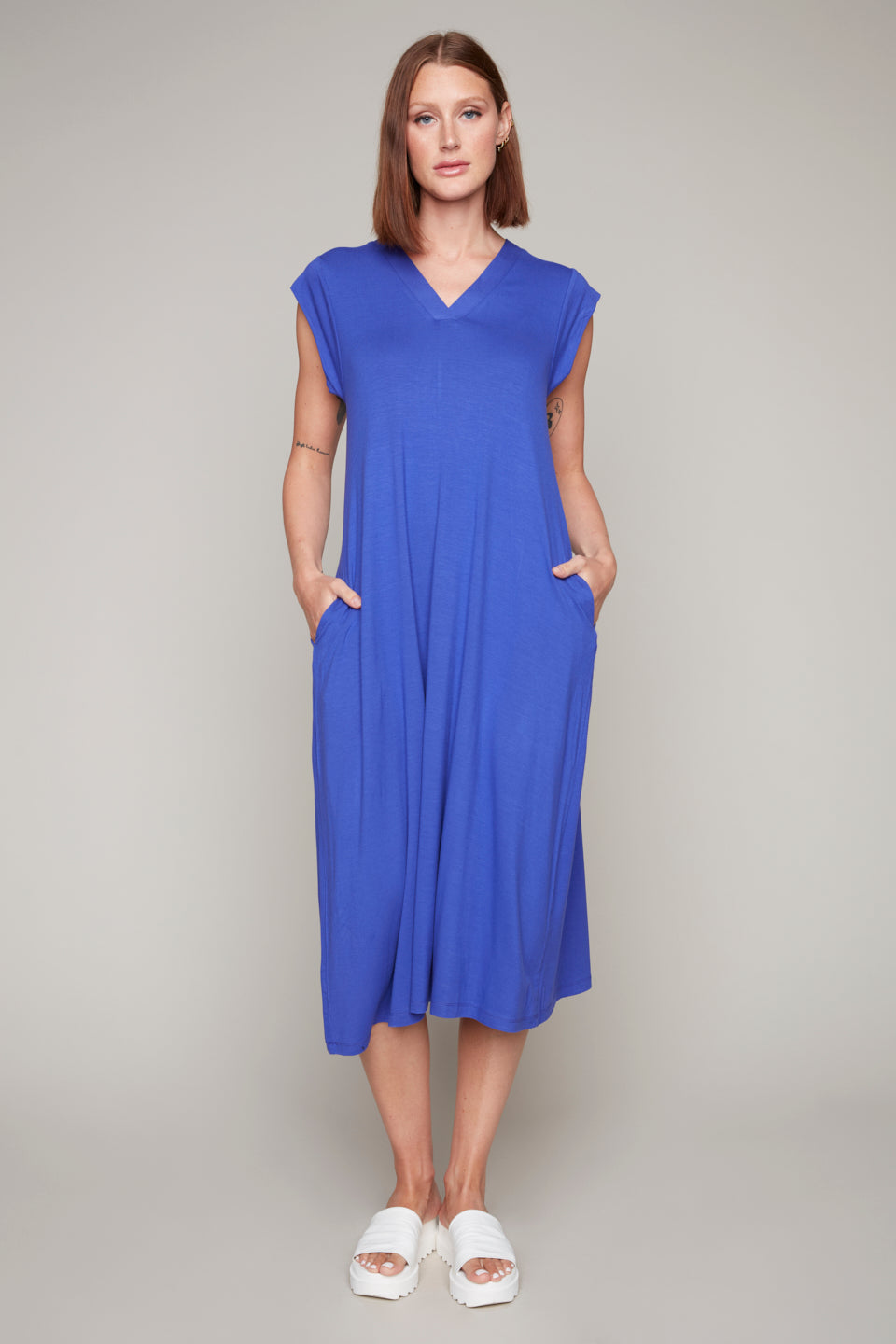 Carre Noir v-neck midi dress with side pockets